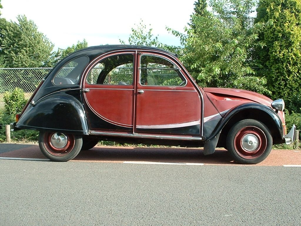 Citroën 2CV: L’auto che ha motorizzato la Francia e conquistato il mondo